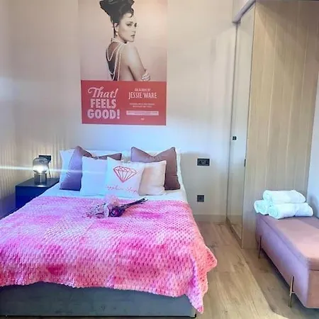 Pretty Pink Posh Penthouse Apartman