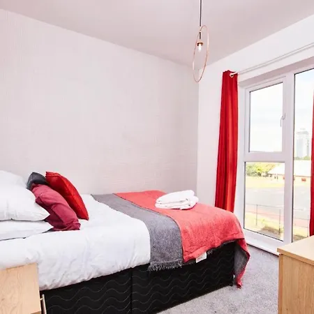 Large Stylish House - Sleeps 10 Сasa de vacaciones