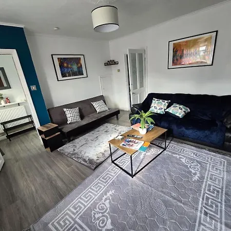 Holiday home Cosy 3 Bed With Parking Near Piccadilly, Etihad Stadium And Coop Live Sleeps Up To 6