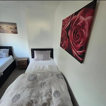 Cosy 3 Bed With Parking Near Piccadilly, Etihad Stadium And Coop Live Sleeps Up To 6