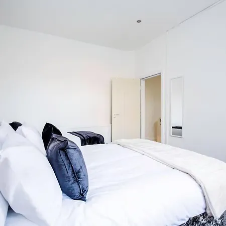 4 Bedroom House, Great Location! * Manchester