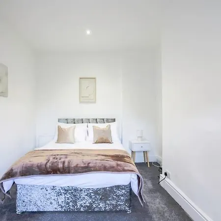 4 Bedroom House, Great Location! *