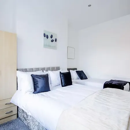 4 Bedroom House, Great Location! Manchester