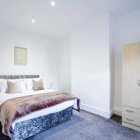 4 Bedroom House, Great Location! * Manchester
