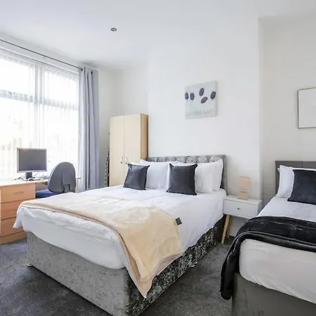 4 Bedroom House, Great Location! Manchester