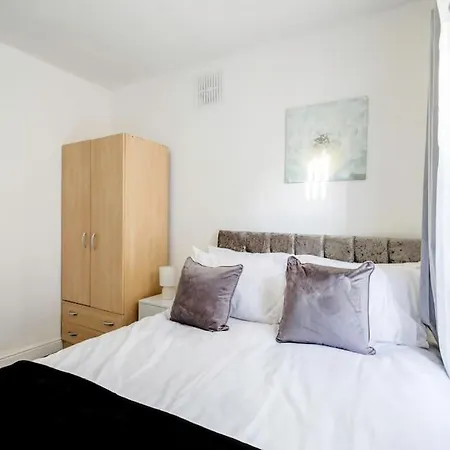 4 Bedroom House, Great Location! Holiday home