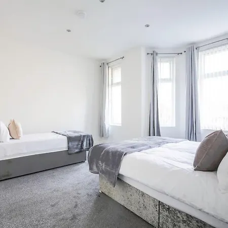 4 Bedroom House, Great Location! Holiday home