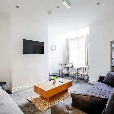 4 Bedroom House, Great Location! Holiday home *