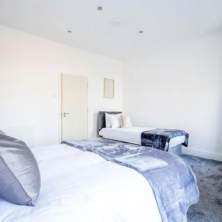 4 Bedroom House, Great Location! Manchester