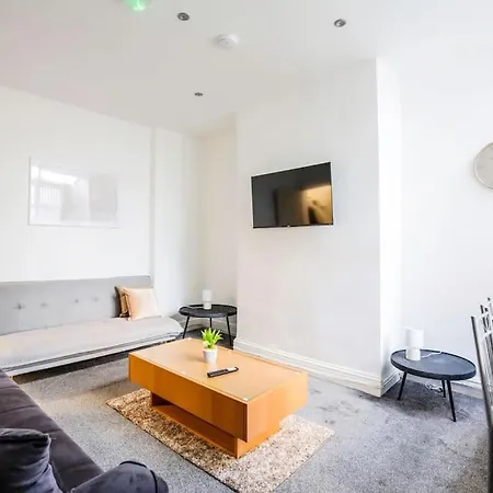 4 Bedroom House, Great Location! Holiday home *