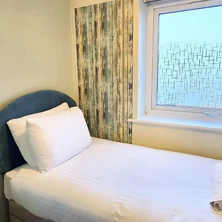 Newly Refurbished 4bedroom Townhouse By The Etihad Holiday home *