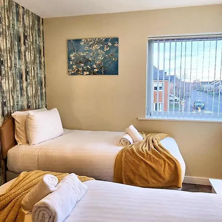 Newly Refurbished 4bedroom Townhouse By The Etihad Holiday home Manchester