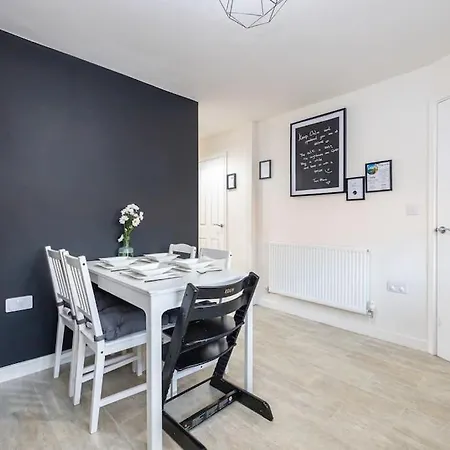 Trox - A Cosy Escape - Free Parking Manchester