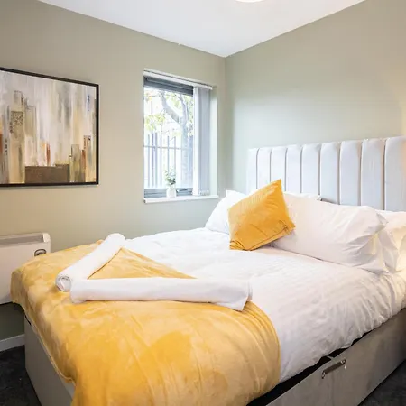 - Beautiful Serviced Apartment, Amazing Location, Close To Old Trafford, Centre, Media City, Etihad, Coop Live, Ao Arena, Salford Quays, Sleeps Up To 6, With Free Private Car Parking Apartment Manchester