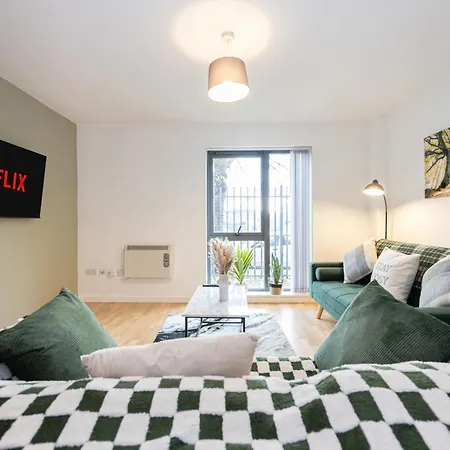 - Beautiful Serviced Apartment, Amazing Location, Close To Old Trafford, Centre, Media City, Etihad, Coop Live, Ao Arena, Salford Quays, Sleeps Up To 6, With Free Private Car Parking *