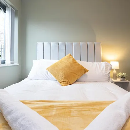 - Beautiful Serviced Apartment, Amazing Location, Close To Old Trafford, Centre, Media City, Etihad, Coop Live, Ao Arena, Salford Quays, Sleeps Up To 6, With Free Private Car Parking