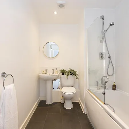 - Beautiful Serviced Apartment, Amazing Location, Close To Old Trafford, Centre, Media City, Etihad, Coop Live, Ao Arena, Salford Quays, Sleeps Up To 6, With Free Private Car Parking Apartment Manchester