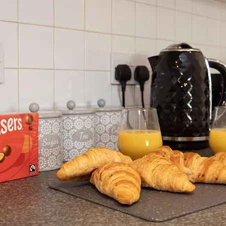 - Beautiful Serviced Apartment, Amazing Location, Close To Old Trafford, Centre, Media City, Etihad, Coop Live, Ao Arena, Salford Quays, Sleeps Up To 6, With Free Private Car Parking Manchester