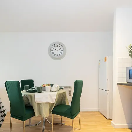 - Beautiful Serviced Apartment, Amazing Location, Close To Old Trafford, Centre, Media City, Etihad, Coop Live, Ao Arena, Salford Quays, Sleeps Up To 6, With Free Private Car Parking Apartment