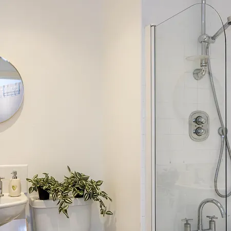 - Beautiful Serviced Apartment, Amazing Location, Close To Old Trafford, Centre, Media City, Etihad, Coop Live, Ao Arena, Salford Quays, Sleeps Up To 6, With Free Private Car Parking * Μάντσεστερ