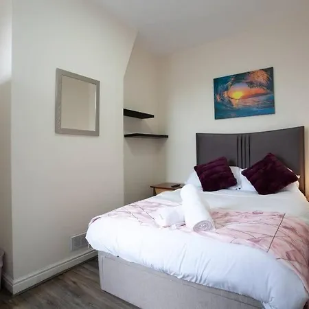 6 Bedroom House 10min Drive From Centre *