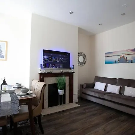 6 Bedroom House 10min Drive From Centre * Manchester
