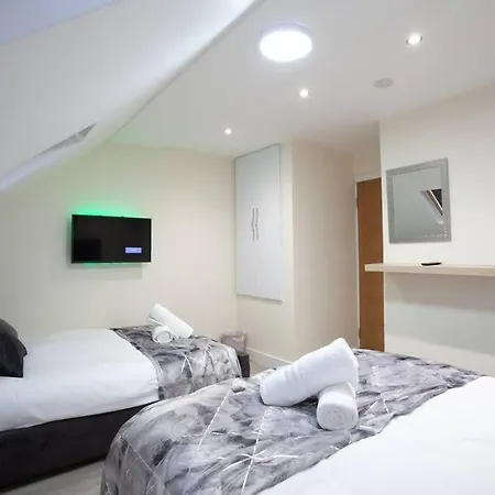 Holiday home 6 Bedroom House 10min Drive From Centre *