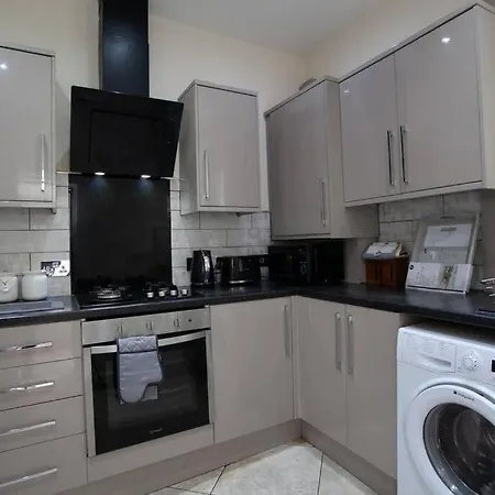 6 Bedroom House 10min Drive From Centre Manchester