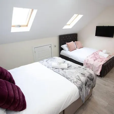 6 Bedroom House 10min Drive From Centre Holiday home Manchester