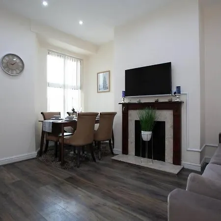 6 Bedroom House 10min Drive From Centre マンチェスター