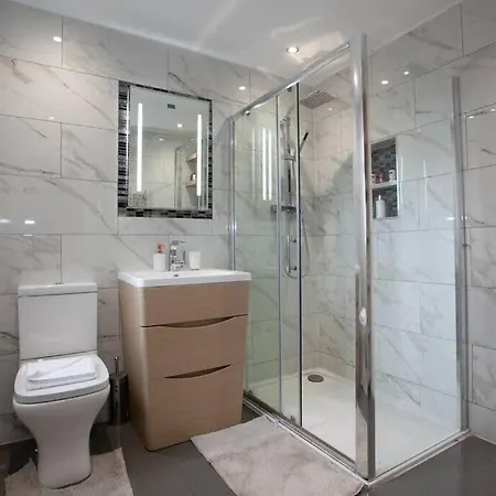 6 Bedroom House 10min Drive From Centre