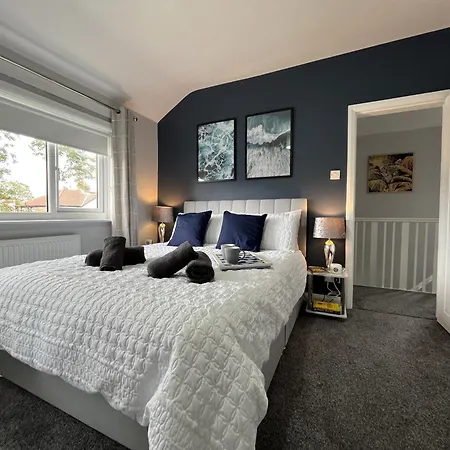 Modern 3-bed Stay-away-home Sleeps 6 Nr Holiday home *