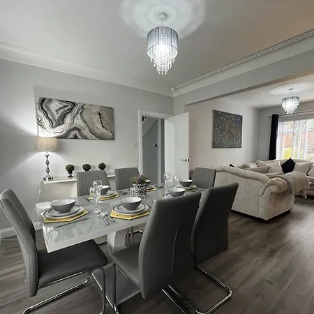 Modern 3-bed Stay-away-home Sleeps 6 Nr Holiday home