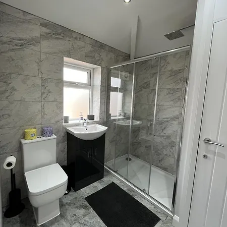 Modern 3-bed Stay-away-home Sleeps 6 Nr