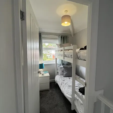Holiday home Modern 3-bed Stay-away-home Sleeps 6 Nr