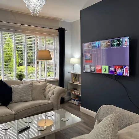 Modern 3-bed Stay-away-home Sleeps 6 Nr