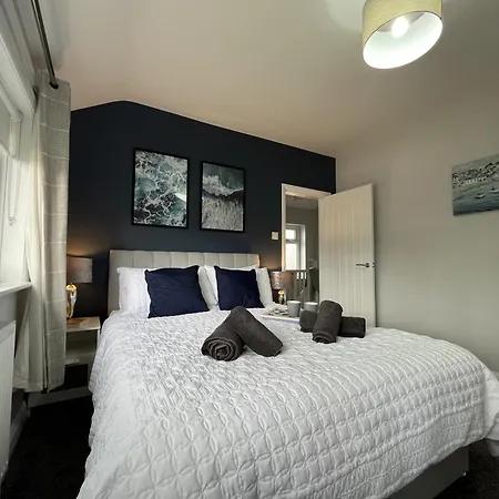 Modern 3-bed Stay-away-home Sleeps 6 Nr Holiday home Manchester