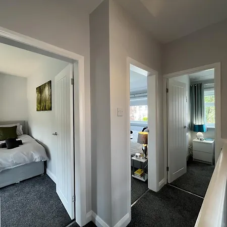 Modern 3-bed Stay-away-home Sleeps 6 Nr