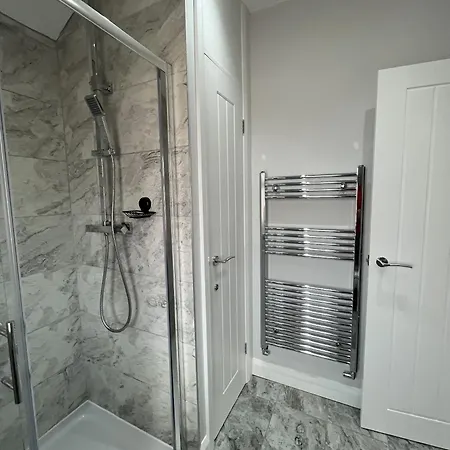 Holiday home Modern 3-bed Stay-away-home Sleeps 6 Nr