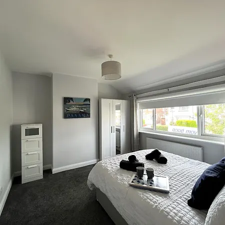 Modern 3-bed Stay-away-home Sleeps 6 Nr Holiday home *