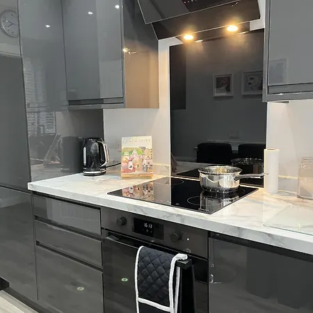 Modern 3-bed Stay-away-home Sleeps 6 Nr *