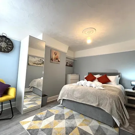 Spacious Sleeps 8 Nr Etihad Coop Live &