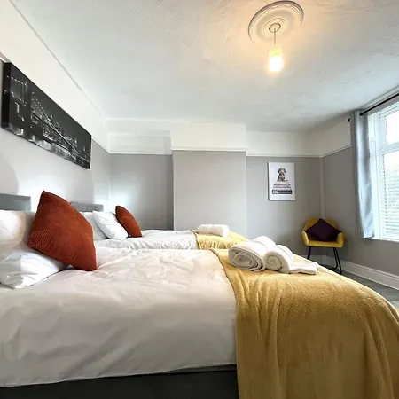 Spacious Sleeps 8 Nr Etihad Coop Live &