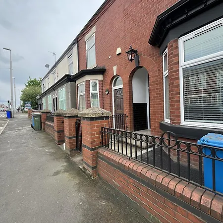 Apartment Spacious Sleeps 8 Nr Etihad Coop Live & Manchester