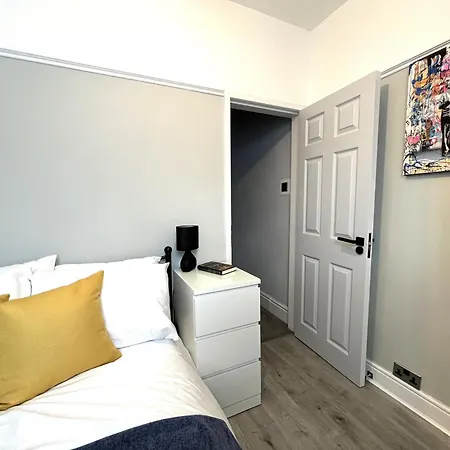Spacious Sleeps 8 Nr Etihad Coop Live &