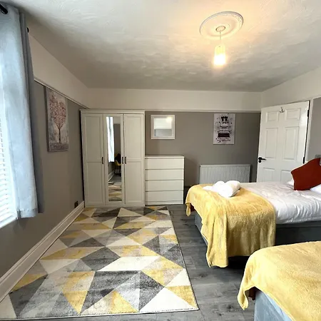 Apartmán Spacious Sleeps 8 Nr Etihad Coop Live & *