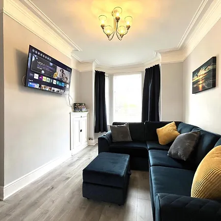 Spacious Sleeps 8 Nr Etihad Coop Live &