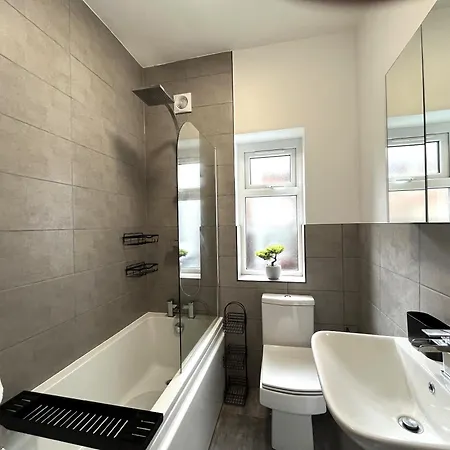 Spacious Sleeps 8 Nr Etihad Coop Live & Lägenhet *