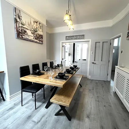 Apartmán Spacious Sleeps 8 Nr Etihad Coop Live & Manchester