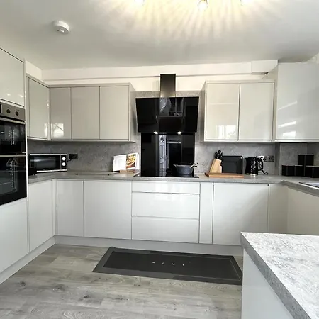 Spacious Sleeps 8 Nr Etihad Coop Live & *